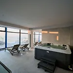 Costan In Infinity Pool And * ナボダリ