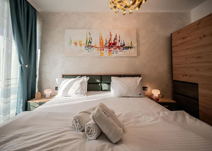 Costan In Infinity Pool And Apartment Navodari