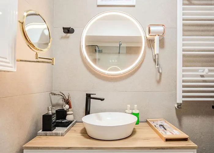 Costan In Infinity Pool And Apartment Navodari