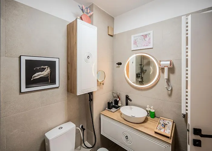 Costan In Infinity Pool And