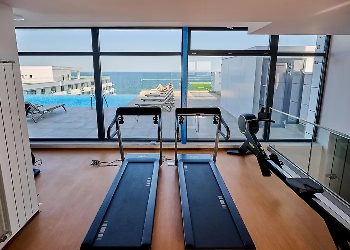 Costan In Infinity Pool And Apartment *