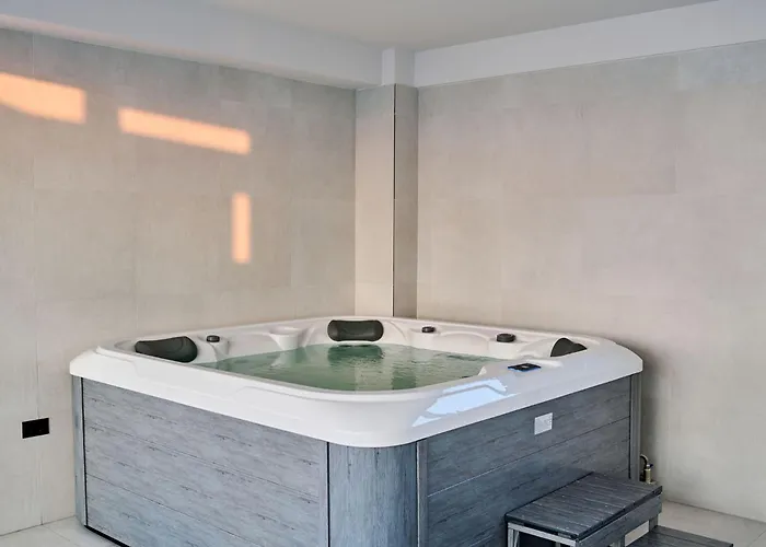 Costan In Infinity Pool And Apartment *